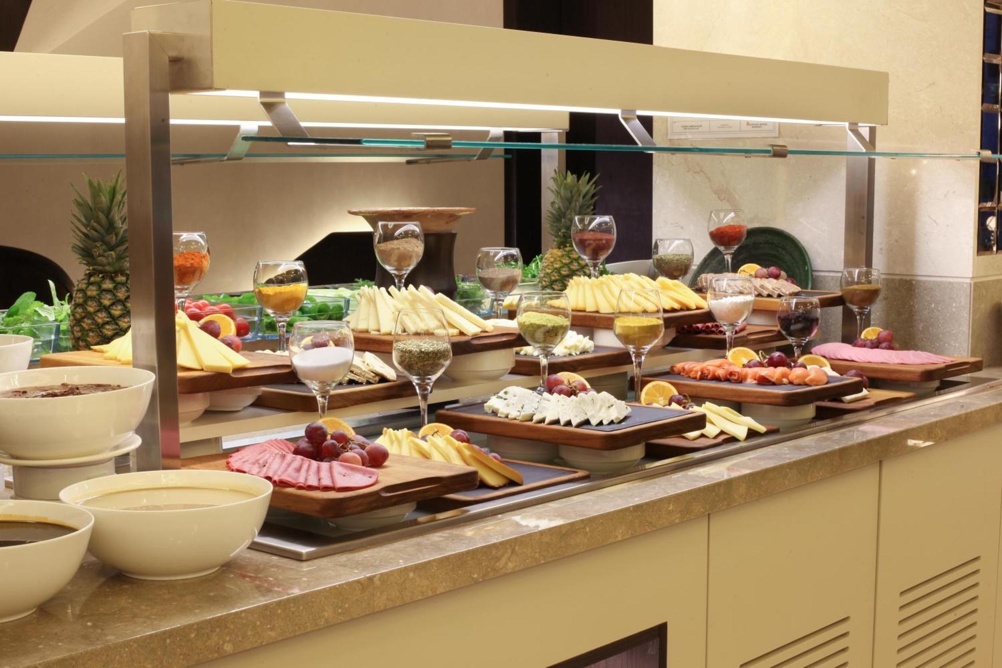 Bentley Hotel Bosphorus - Special Class Стамбул Экстерьер фото A buffet