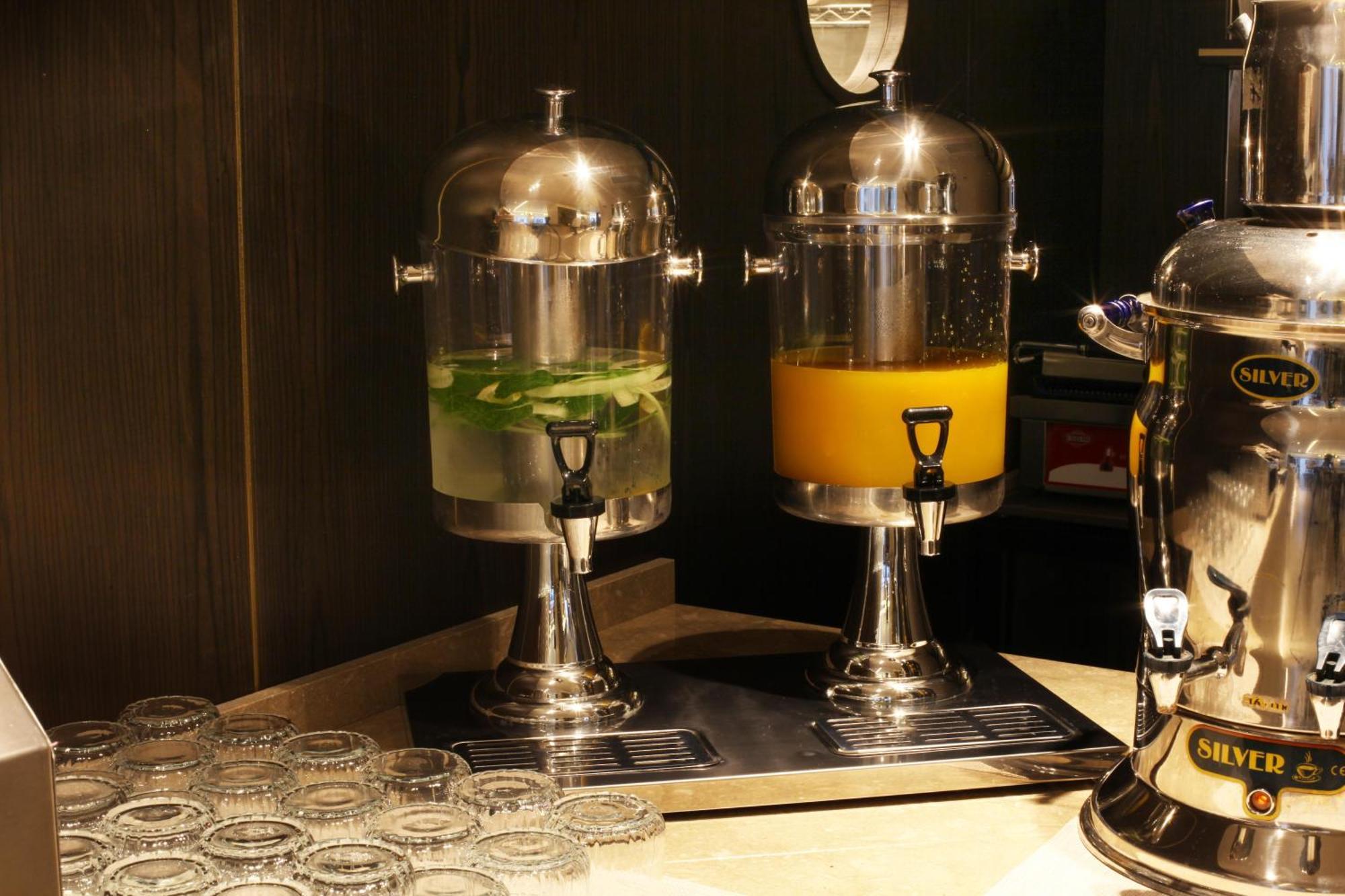 Bentley Hotel Bosphorus - Special Class Стамбул Экстерьер фото A juice dispenser