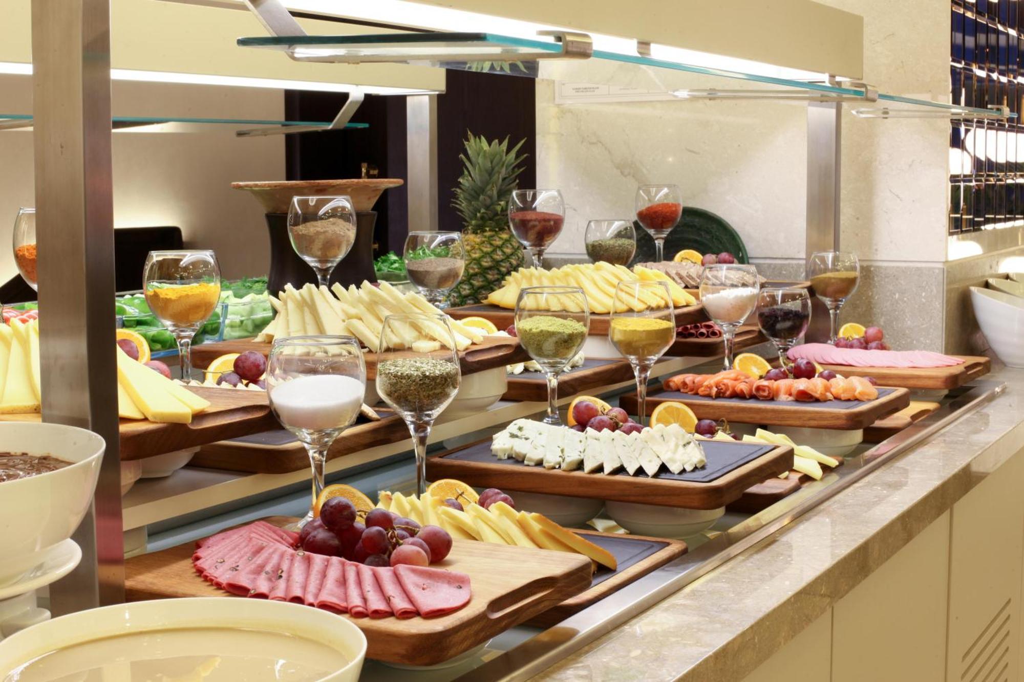 Bentley Hotel Bosphorus - Special Class Стамбул Экстерьер фото A buffet at a hotel