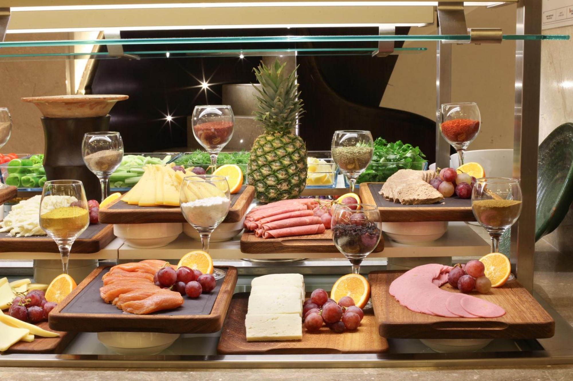 Bentley Hotel Bosphorus - Special Class Стамбул Экстерьер фото A buffet