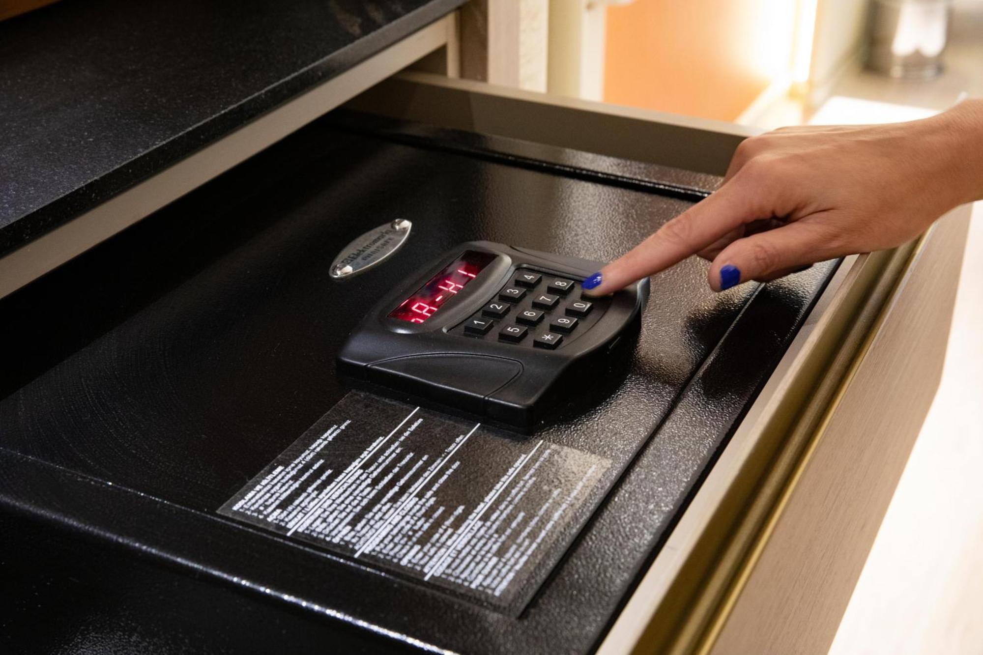 Bentley Hotel Bosphorus - Special Class Стамбул Экстерьер фото A safe with a keypad