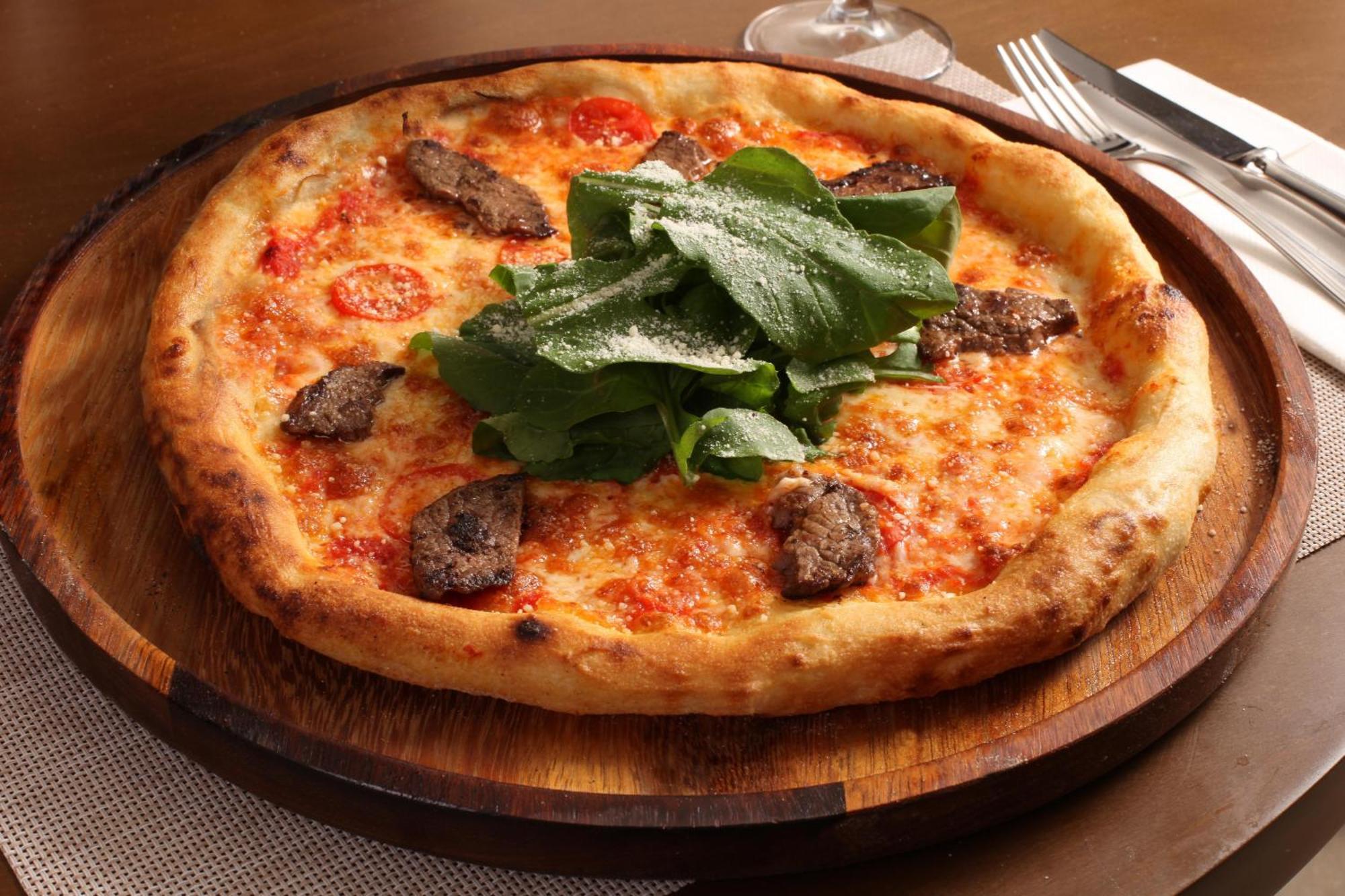 Bentley Hotel Bosphorus - Special Class Стамбул Экстерьер фото A pizza with lamb sausage and rocket