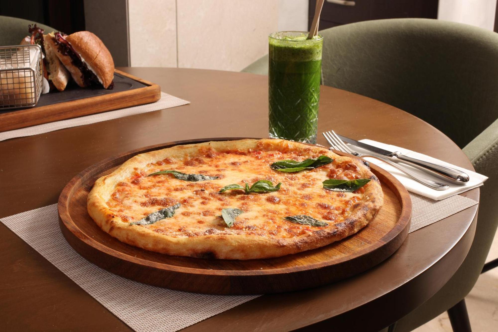 Bentley Hotel Bosphorus - Special Class Стамбул Экстерьер фото A pizza with spinach